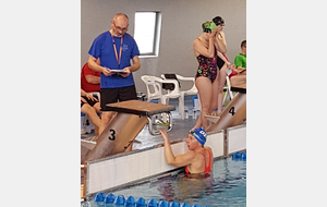 Notre chronométreur Alain et Marie qui termine 1ère sur 100 brasse et bat le record du Finistère en C6, 2ème au 200 brasse, 3ème sur 100 NL