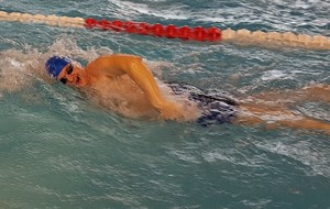 Bernard en pleine action
il termine 1er sur 50 NL, 100 NL et 200 NL, 2ème sur 50 brasse, 100 brasse en C7